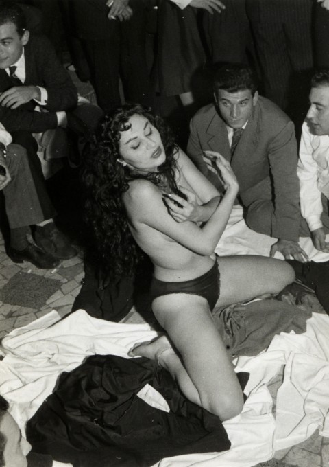 Tazio Secchiaroli, Aichè Nanà, spogliarello al Rugantino, 1958 - Collezione privata Dionisio Gavagnin